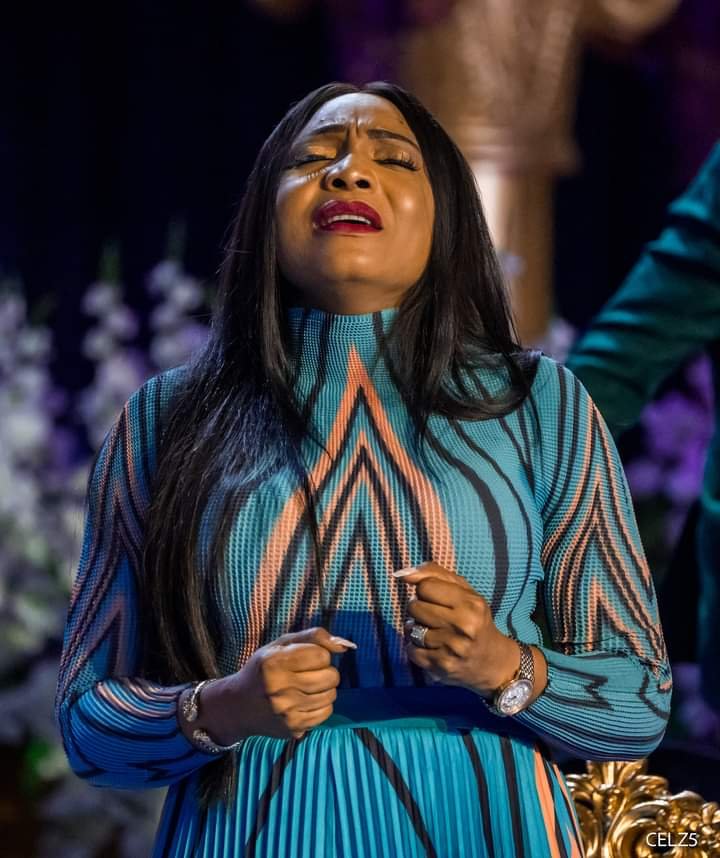 I AM SURROUNDED WITH GOD'S FAVOUR